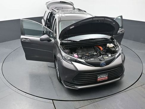 Certified 2024 Toyota Sienna LE w/ LE Plus Package image 57
