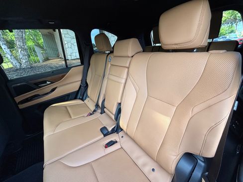 Used 2025 Lexus LX 600 4WD w/ Accessory Package (2T) image 18
