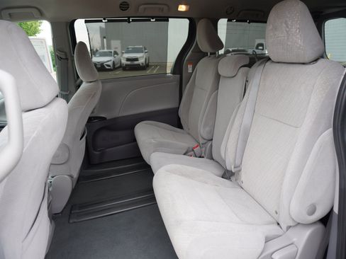 Used 2020 Toyota Sienna LE w/ Carpet Mat Package FWD image 12