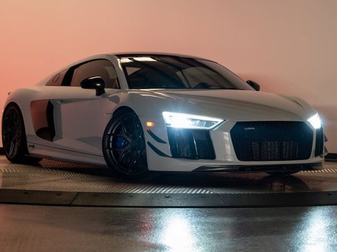 Used 2017 Audi R8 V10 plus w/ Full Leather Package image 23