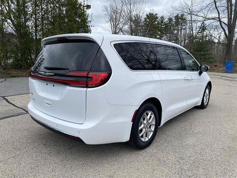 Used 2023 Chrysler Pacifica Touring-L FWD image 43