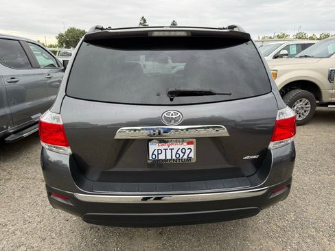 Used 2011 Toyota Highlander SE w/ Tow Pkg image 3