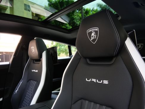 Used 2024 Lamborghini Urus Performante AWD/4WD image 33