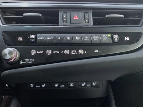 Used 2025 Lexus ES 300h w/ Luxury Package image 29