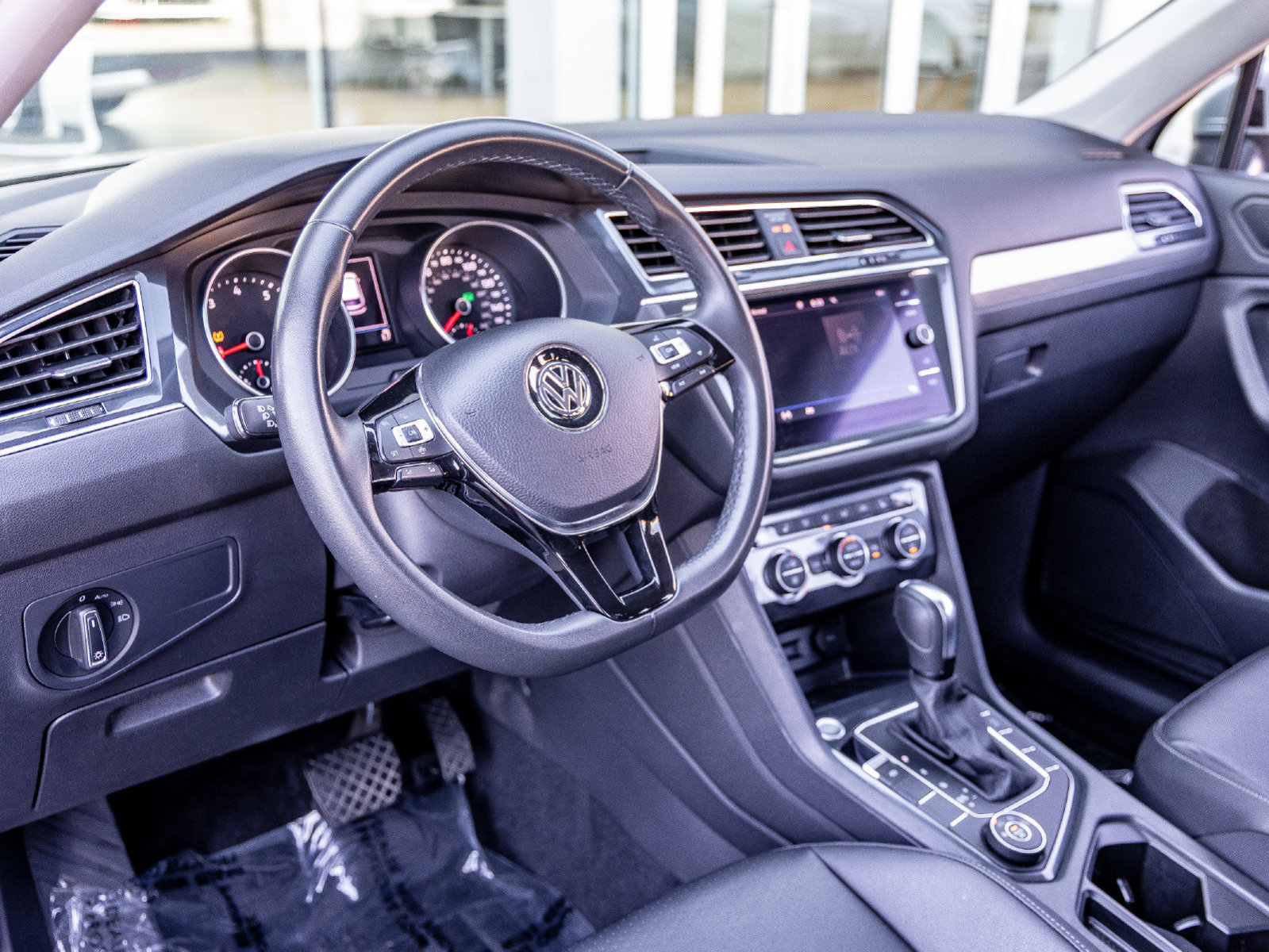 Used 2020 Volkswagen Tiguan SE w/ 3rd Row Seat Package AWD/4WD image 9