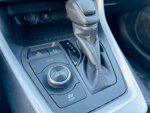 Used 2020 Toyota RAV4 LE w/ All Weather Liner Package image 30