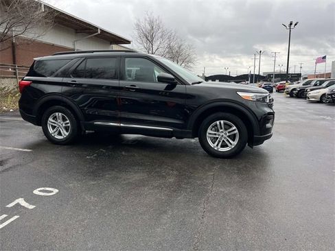 Used 2023 Ford Explorer XLT image 2