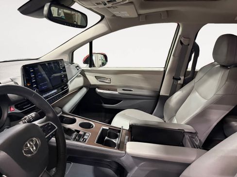 Used 2023 Toyota Sienna XLE AWD/4WD image 10