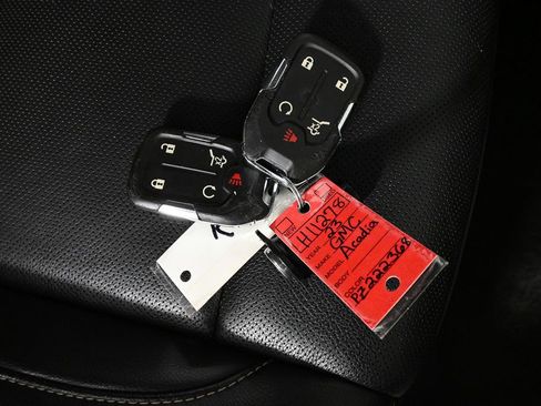 Used 2023 GMC Acadia SLT image 25