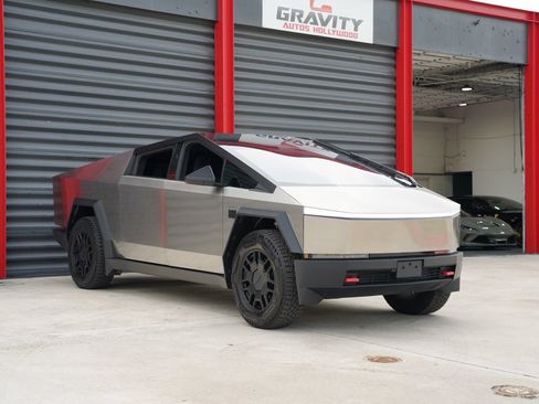 Used 2024 Tesla Cybertruck AWD Crew Cab image 6