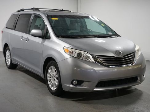 Used 2017 Toyota Sienna XLE image 3