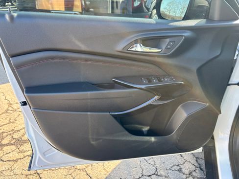 Used 2024 Chevrolet Trax RS w/ Sunroof Package image 9