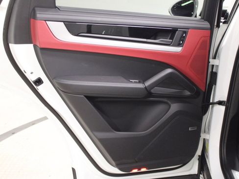 Certified 2025 Porsche Cayenne image 33