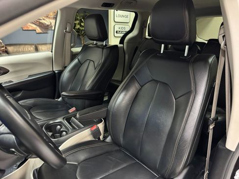 Used 2017 Chrysler Pacifica Touring-L w/ Tire & Wheel Group image 13