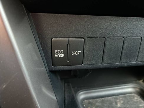 Used 2018 Toyota RAV4 XLE FWD image 33