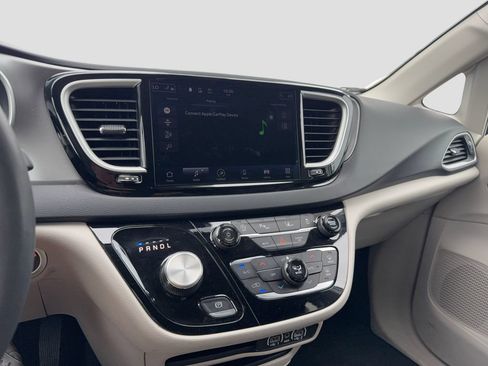Used 2024 Chrysler Pacifica Touring-L FWD image 17
