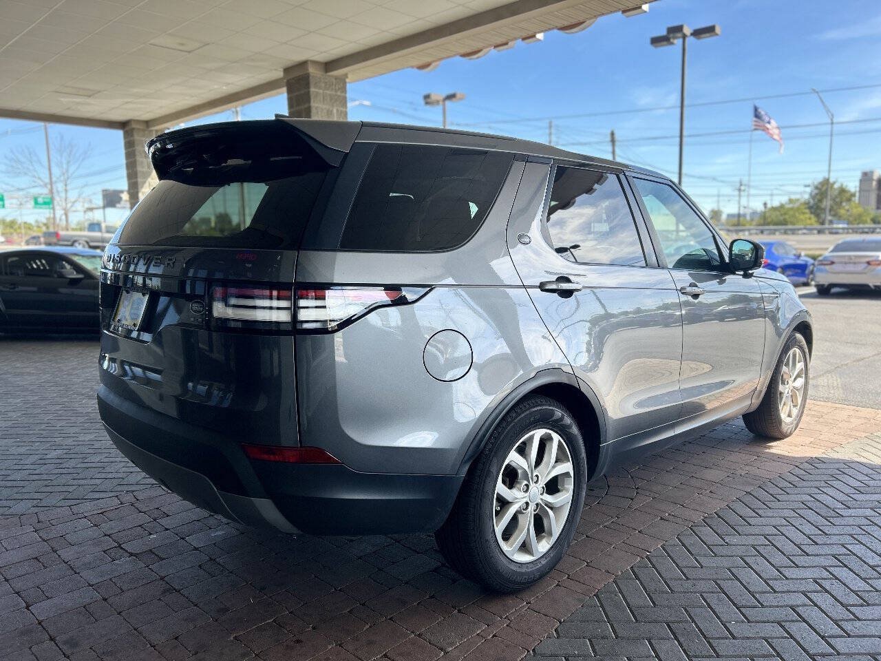 Used 2018 Land Rover Discovery SE AWD/4WD image 9
