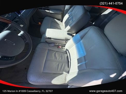 Used 2010 Lincoln Town Car Signature Limited image 13