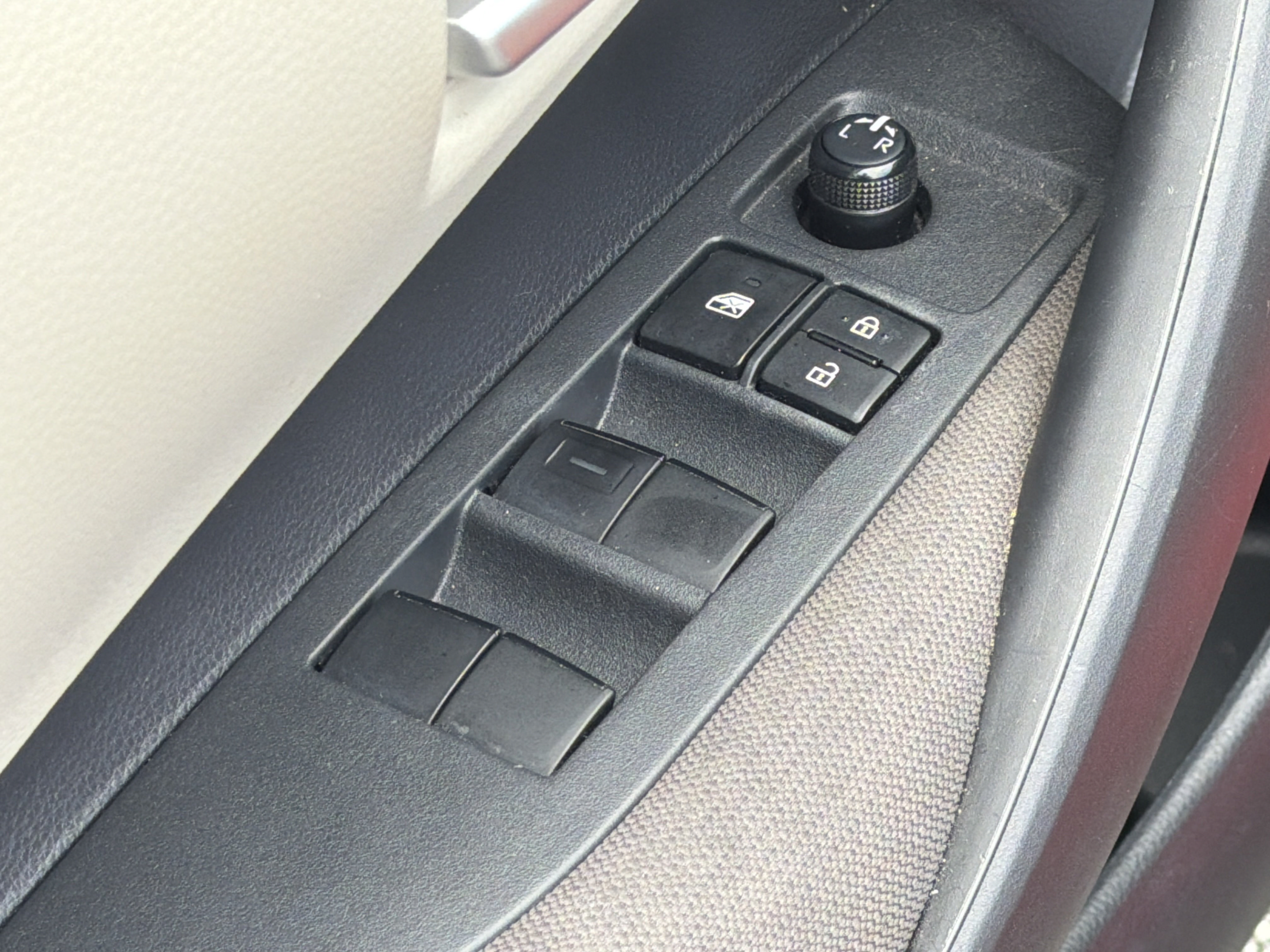 Used 2020 Toyota Corolla LE FWD image 17