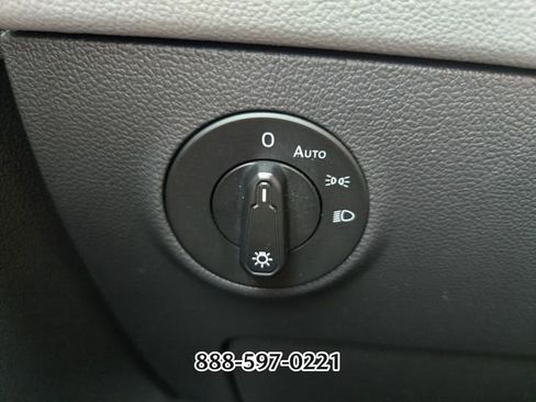 Used 2022 Volkswagen Taos SE w/ Driver Assistance Package FWD image 30