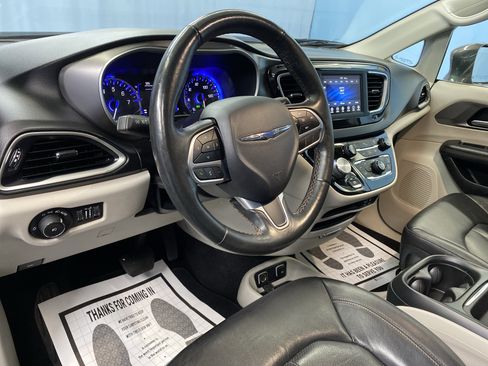 Certified 2020 Chrysler Pacifica Touring-L image 10