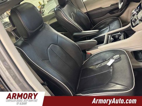 Used 2023 Chrysler Pacifica Limited image 38