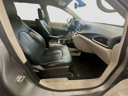Used 2020 Chrysler Pacifica Touring-L FWD image 33