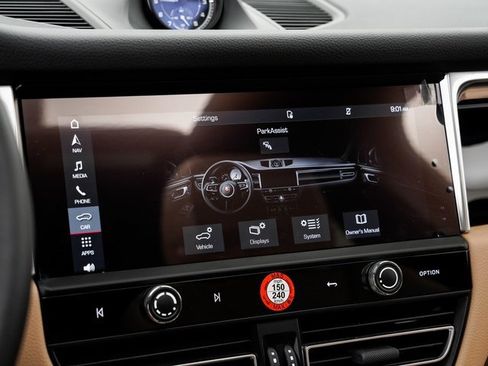 Used 2025 Porsche Macan image 19