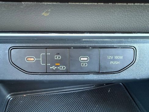 Used 2025 Kia Carnival FWD image 35
