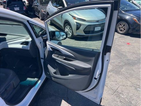 Used 2018 Chevrolet Bolt Premier w/ Driver Confidence II Package FWD image 8