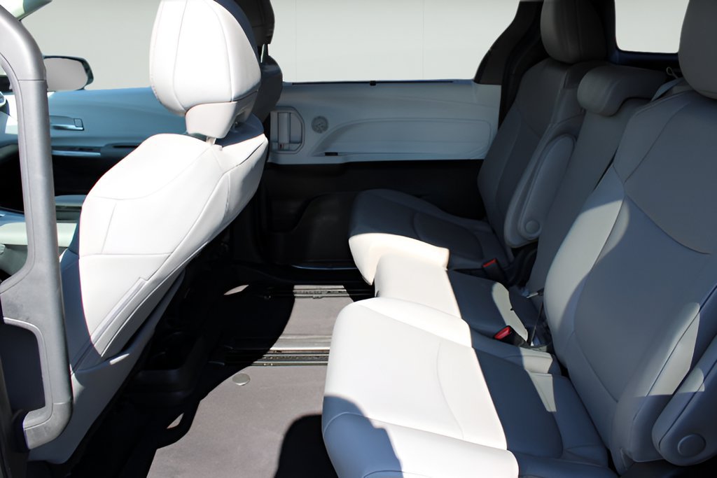 Certified 2025 Toyota Sienna XLE FWD image 20