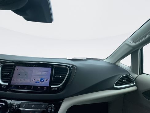 Used 2022 Chrysler Pacifica Touring-L FWD image 17