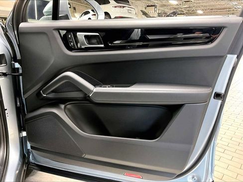 Used 2023 Porsche Cayenne image 29