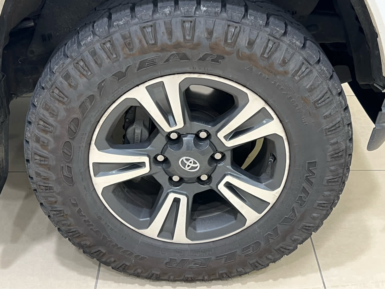 Used 2017 Toyota Tacoma TRD Sport AWD/4WD image 3
