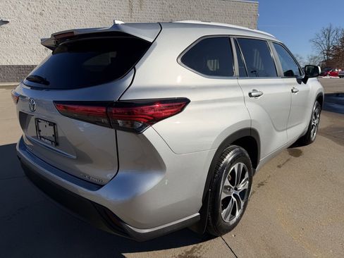 Certified 2023 Toyota Highlander XLE image 5