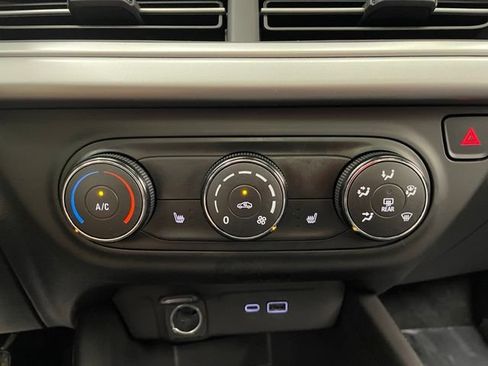 Used 2024 Chevrolet Trax RS w/ Sunroof Package FWD image 5