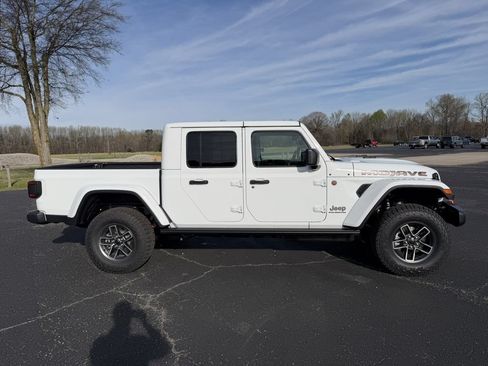 New 2026 Jeep Gladiator Mojave w/ Technology Group AWD/4WD image 8