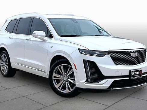 Used 2022 Cadillac XT6 Premium Luxury w/ Technology Package FWD image 3