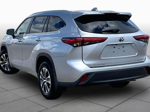 Used 2023 Toyota Highlander XLE AWD/4WD image 12
