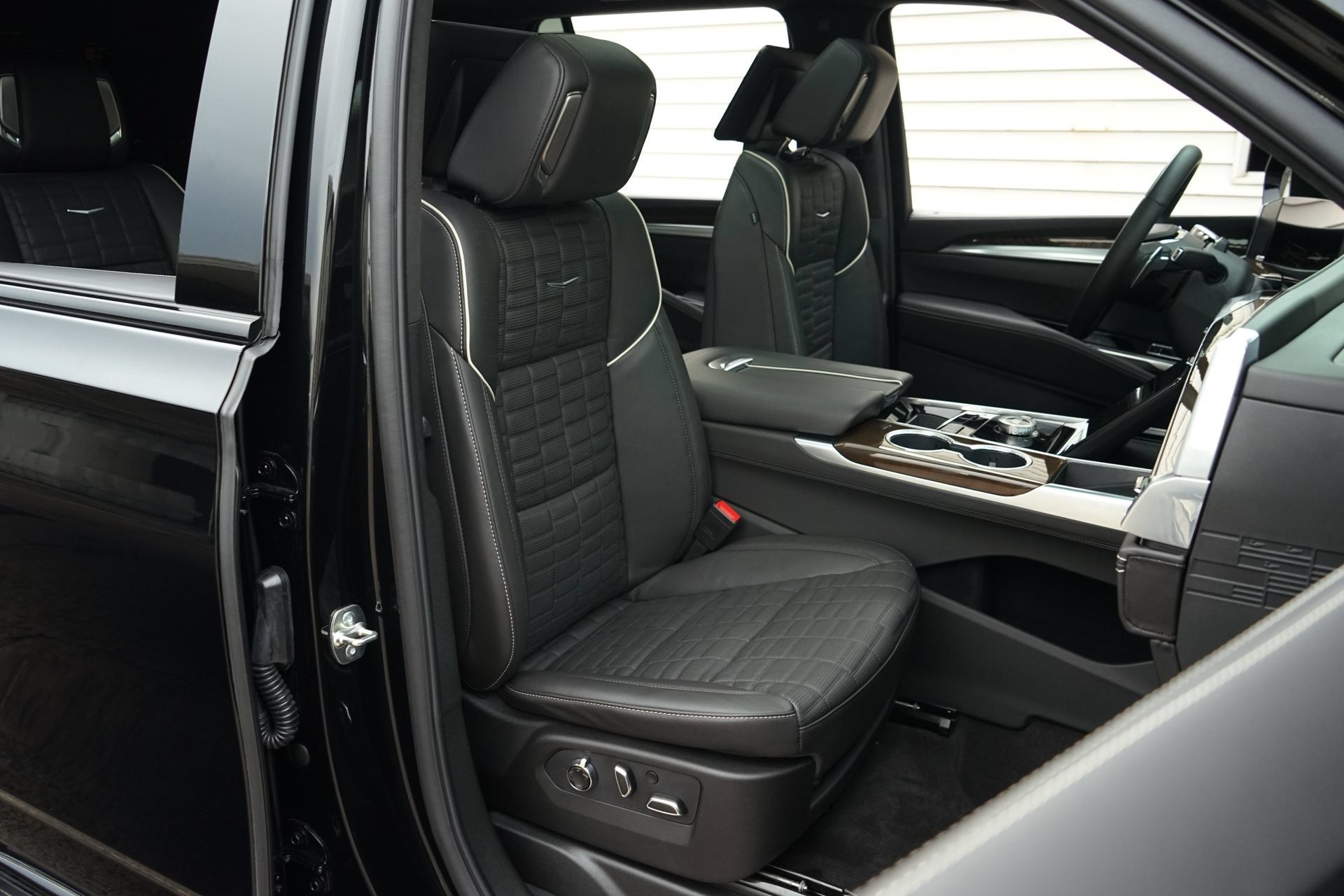Used 2026 Cadillac Escalade Platinum Sport AWD/4WD image 4