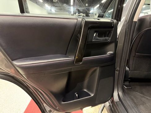 Used 2018 Toyota 4Runner TRD Off-Road Premium AWD/4WD image 27