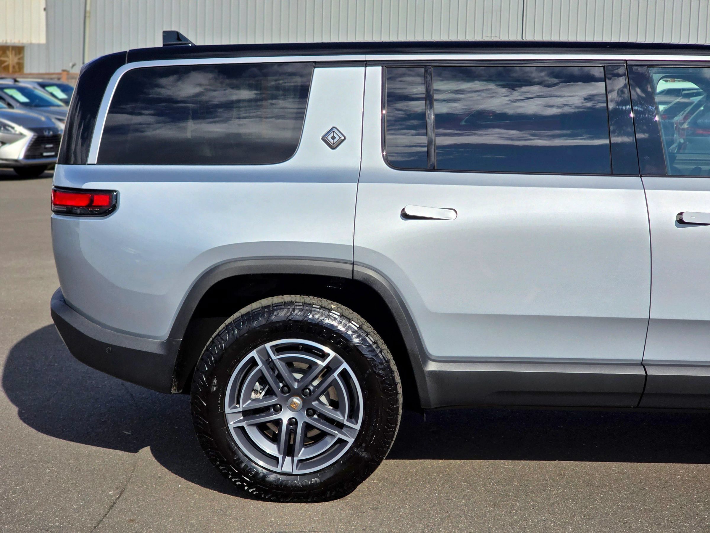 Used 2025 Rivian R1S Adventure Dual AWD/4WD image 13