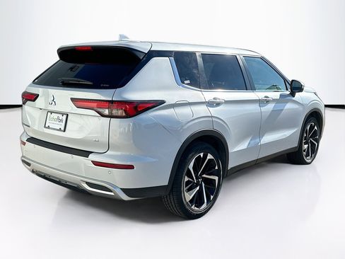Used 2024 Mitsubishi Outlander SE image 9
