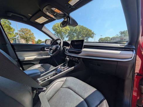 Used 2025 Jeep Compass Limited image 31