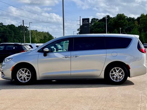 Used 2023 Chrysler Pacifica Touring-L FWD image 11