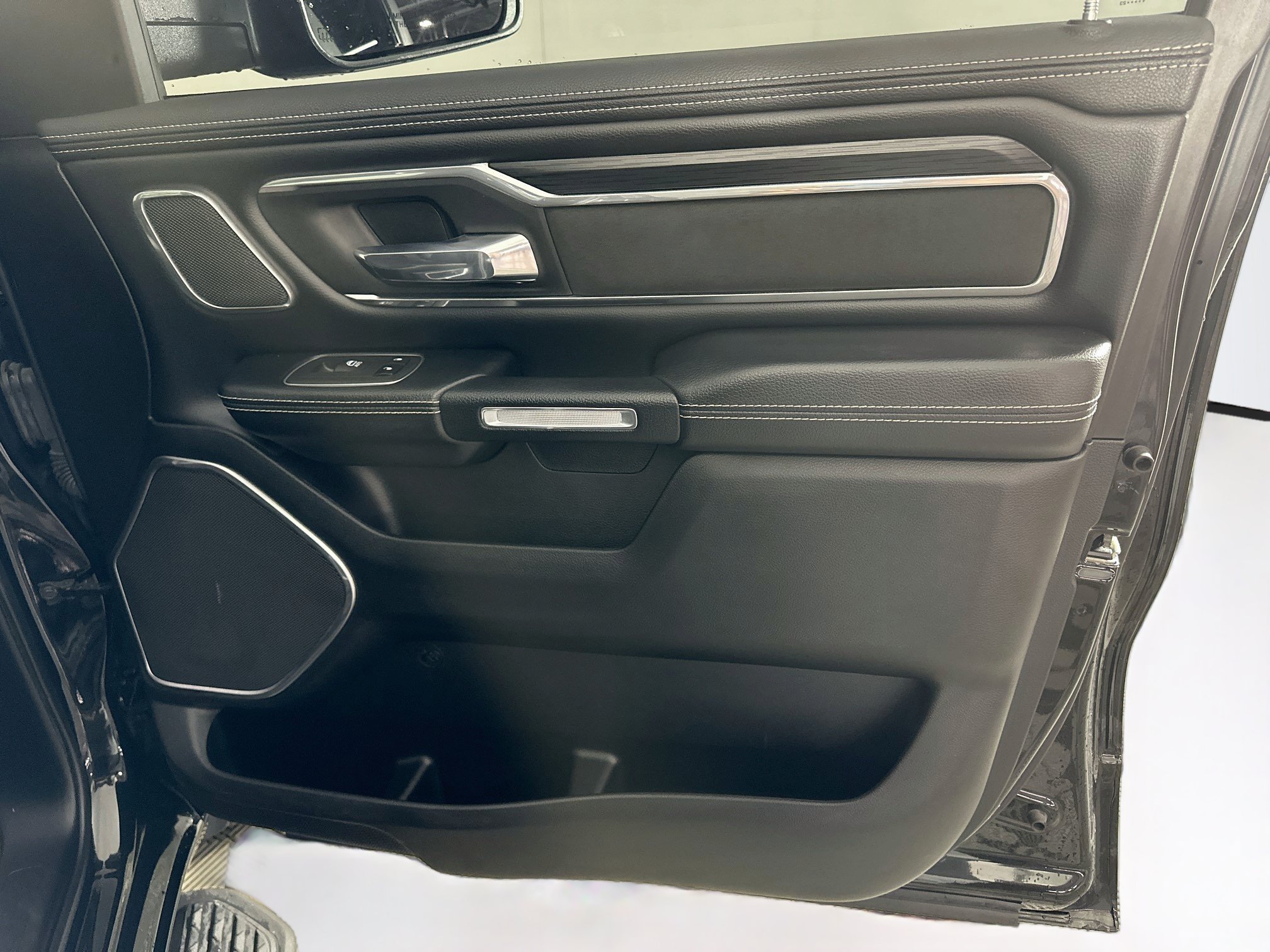 Used 2023 RAM 1500 Laramie AWD/4WD image 31