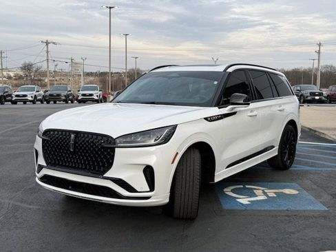 Used 2025 Lincoln Aviator Reserve w/ Equipment Group 201A image 2