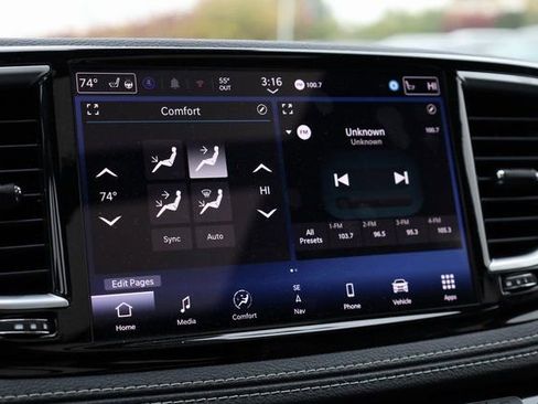 Used 2025 Chrysler Pacifica Limited image 22