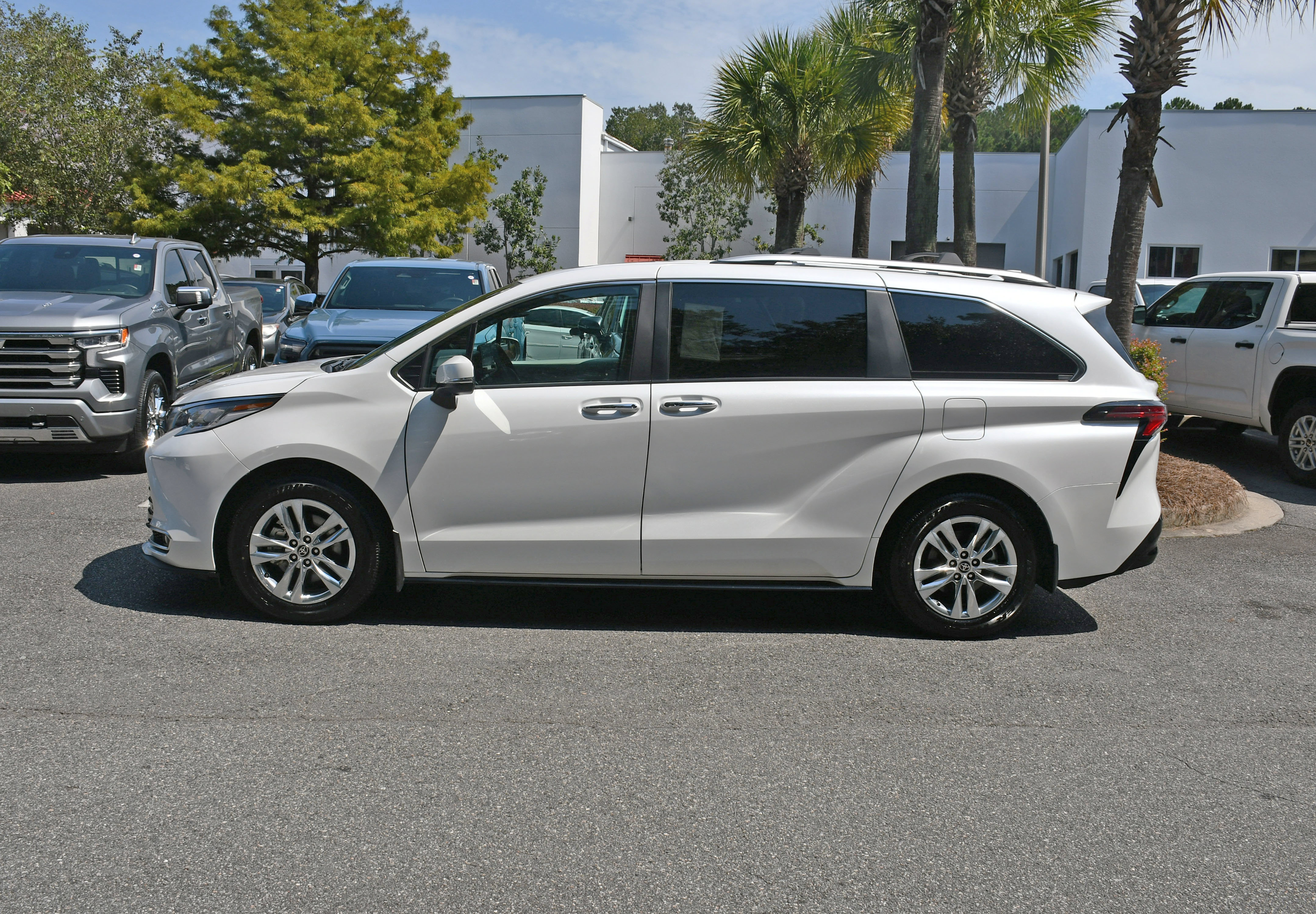 Certified 2024 Toyota Sienna Limited FWD image 2