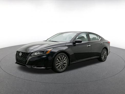 Used 2025 Nissan Altima 2.5 SV FWD image 3